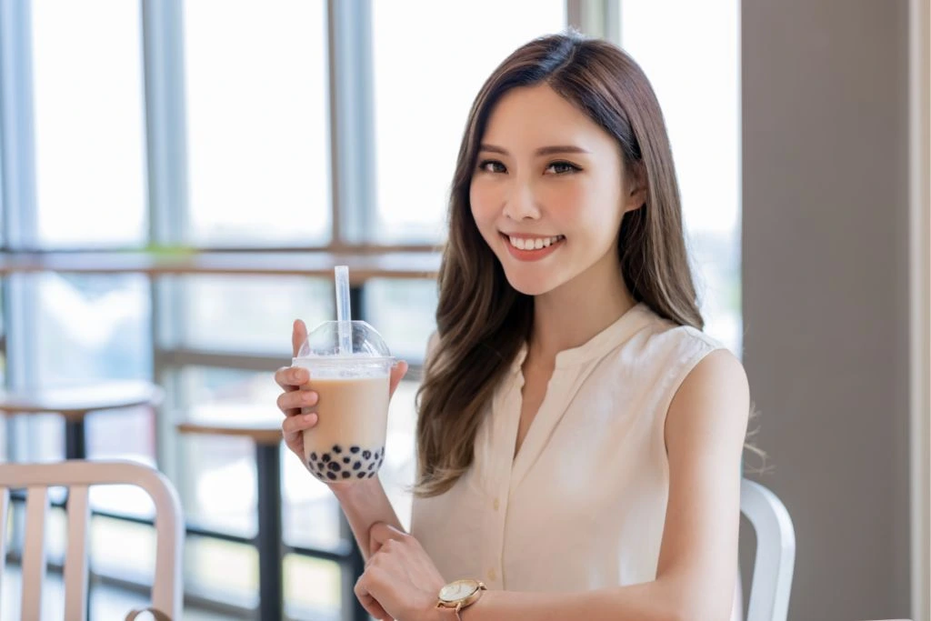 lady holding a milk tea