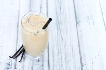 vanilla milk tea with vanilla seed pods on the table