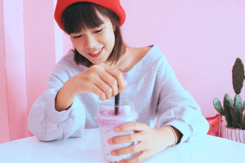 woman drinking rose milktea