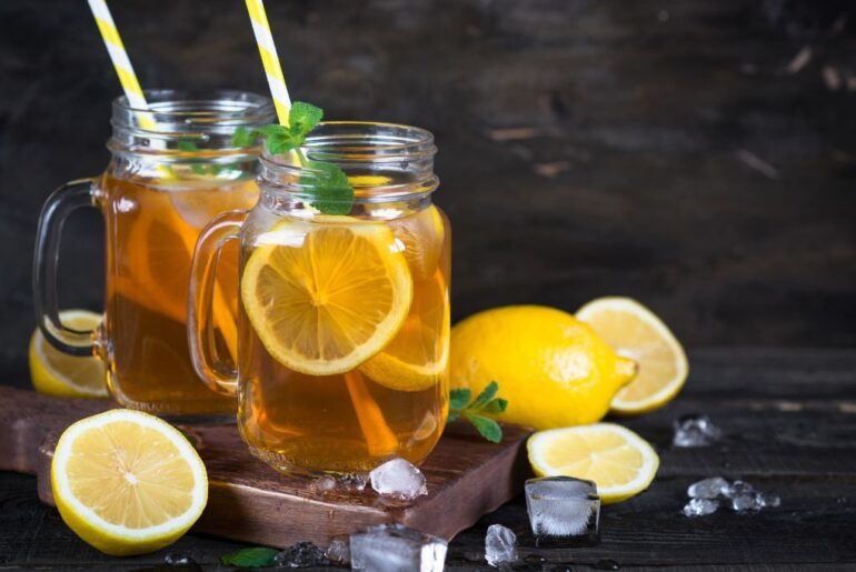 Iced Mint Tea with lemon slices