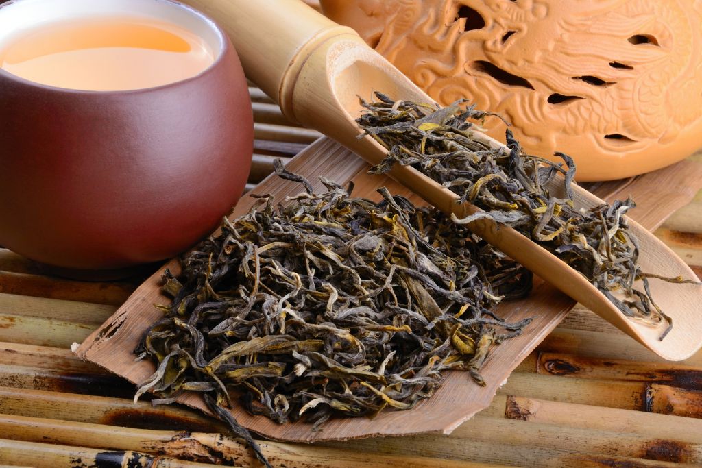 oolong tea herbs on bamboo plate